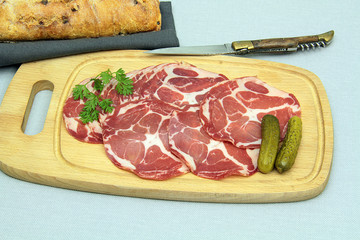 tranches de coppa sur une planche à découper