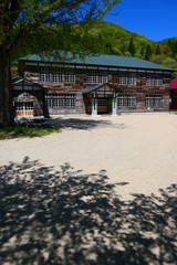 校舎と新緑。喰丸、昭和、福島、日本。5月中旬。