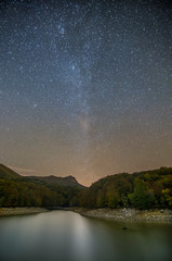 Reflejos de las estrellas en el agua del pantano del parque natural del Montseny (Cataluña, España).