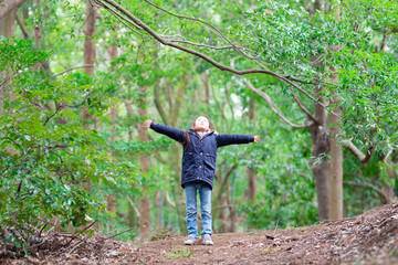 森の中で深呼吸をする少女