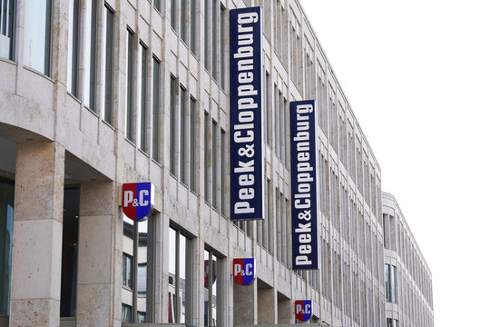 Peek & Cloppenburg und P&C logo an Fassade der Filiale in Hannover am 02.03.2020