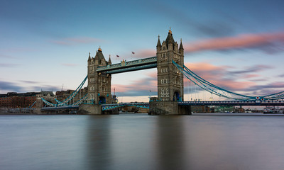 Fototapeta na wymiar Tower Bridge London bei Sonnenuntergang