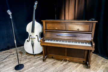 Klavier, Bass und Gesang einer Retro-Band auf der Bühne eines Clubs