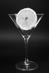 bianco e nero bicchiere e limone