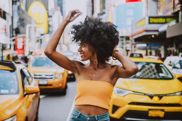 Junges schönes Mädchen, das in Time Square, Manhattan, spazieren geht. Lifestyle-Konzepte über New York © oneinchpunch