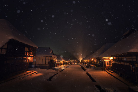 雪降る大内宿の夜景