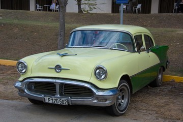 Fototapeta na wymiar Vieille auto américaine à Cuba