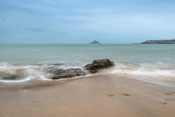 Small in the middle of the sea,The reef is covered by the sea.