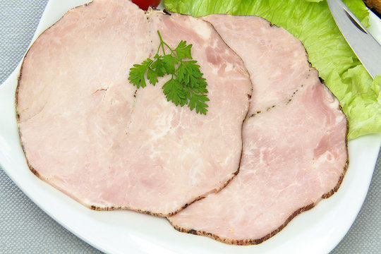 tranches de r&ocirc;ti de porc cuit dans une assiette