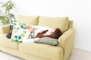 部屋でリラックスをする若い女性