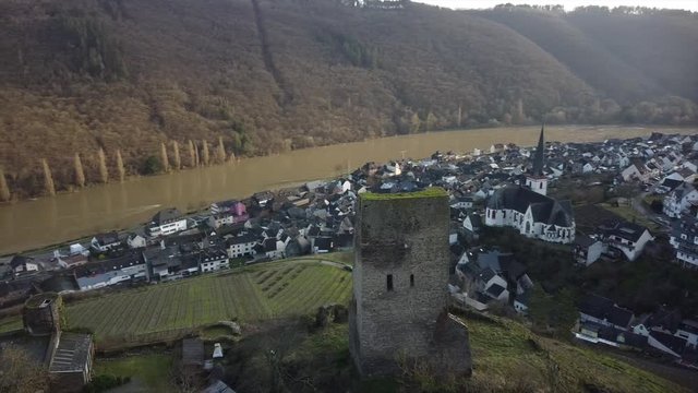 Klotten mit Burgruine Coraidelstein im Moseltal