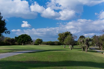 Fototapeta premium Superbe terrain de golf de Varadero, Cuba, en bordure de mer