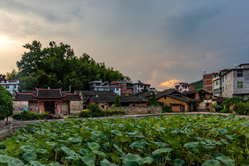 The houses in the countryside are simple and beautiful. The mountains are green and the environment is beautiful