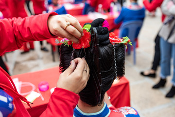 The arrangement process of Chinese national headwear, Mazu headwear on Meizhou Island