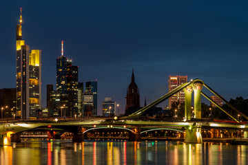 Fototapeta na wymiar Die Flößerbrücke in Frankfurt bei Nacht