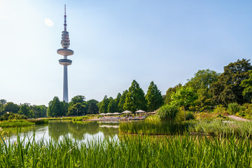 Planten un Blomen und der Fernsehturm in Hamburg © Andreas