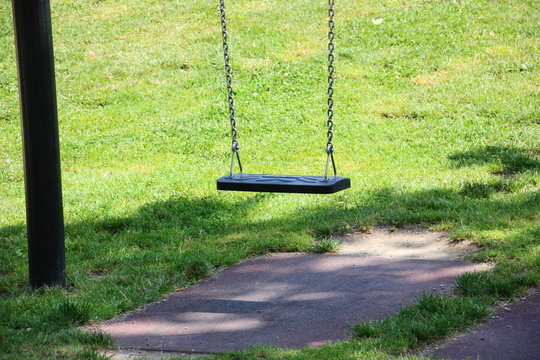 Schaukel am Spielplatz Kinder Freizeit