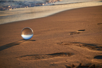 sfera di cristallo sulla spiaggia