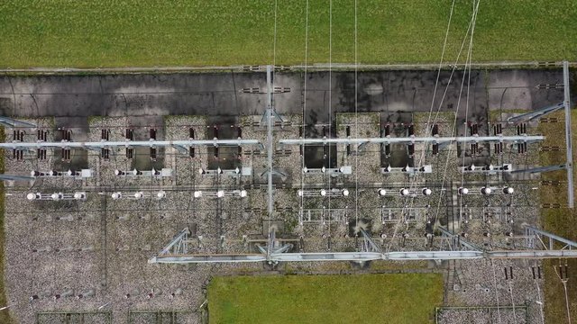 Sinkflug auf ein Elektrizit&auml;tswerk