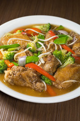 Alitas salteadas con verduras estilo chifa.