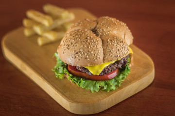 Hamburguesa con queso y papas fritas.