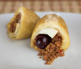 Papa rellena peruana con carne, huevo y aceituna.