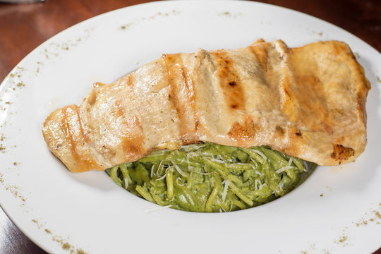 Fideos al pesto con pollo a la plancha. Salsa verde.