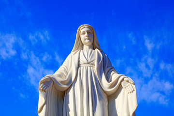 Fototapeta premium Virgin Mary sculpture outside the Catholic Church