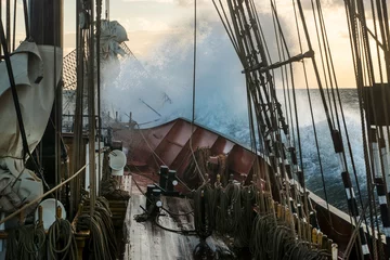 Fotobehang Oud traditioneel schip bij stormachtig weer © Anton Blanke