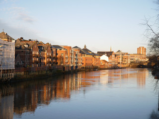 Obraz premium new York street near the water across the river bridge