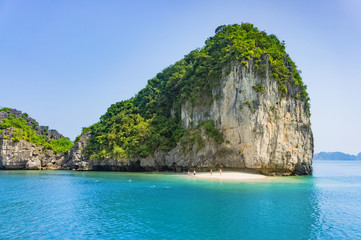 Plakat Beautiful panorama of Halong Bay, Vietnam, Southeast Asia. People relax on a uninhabited island