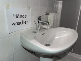Haende waschen (wash your hands) sign