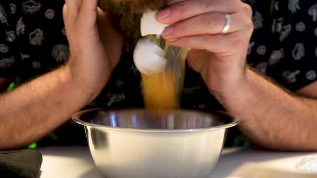 Ei geht beim ausblasen f&uuml;r die Osterdekoration kapput