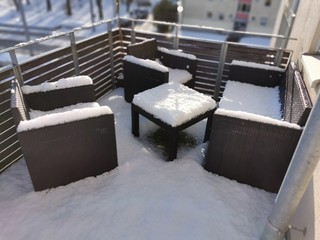 Balkon bedeckt mit Schnee im Winter