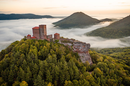 Burg Trifels bei Sonnenaufgang bei Nebel