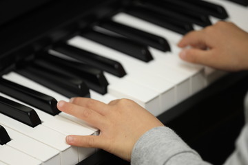 Obraz premium ピアノを弾く子供の手(5歳児)