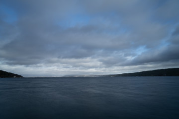 Widok na Oslofjord w wietrzny i pochmurny dzień