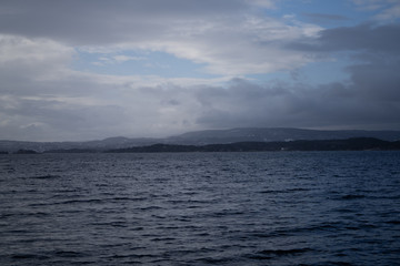 Widok na Oslofjord w wietrzny i pochmurny dzień