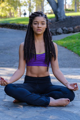 Fototapeta na wymiar young woman doing yoga in park