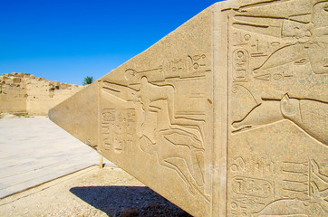 Horizontal position of the top part of obelisk