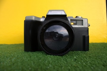 camara fotografica antigua fondo amarillo