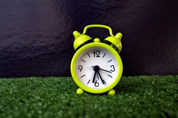reloj despertador decorativo en zona verde