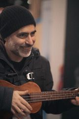 Obraz premium man playing ukulele