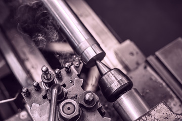 Inudstrielle Drehmaschine/ Drechselbank bearbeitet Stahlwelle in der Fabrik - Zerspanungstechnik...