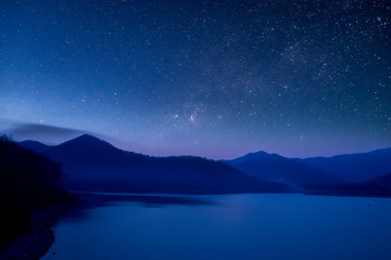 Obraz na płótnie Canvas Stars and the Milky Way in the dark night sky are very beautiful.
