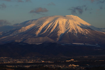 Fototapeta premium 朝焼けの岩手山