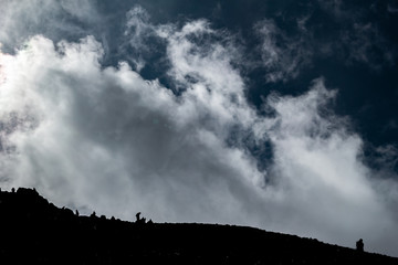 Montañistas en cima de volcán vistos desde lejos