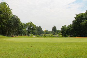 Fototapeta premium Wieczorne pole golfowe ma światło słoneczne padające na pole golfowe w Tajlandii
