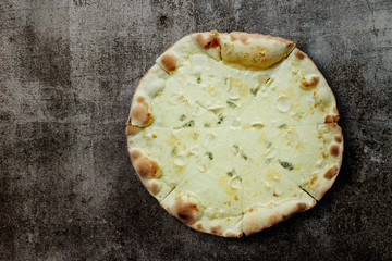 Cheese and white sauce pizza 