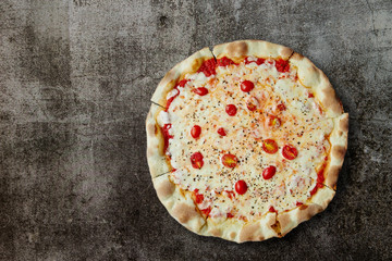 Black pepper and cherry tomato pizza 